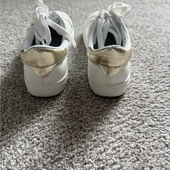 SHEIN White and Gold Chain Accent Sneakers - Picture 5 of 8